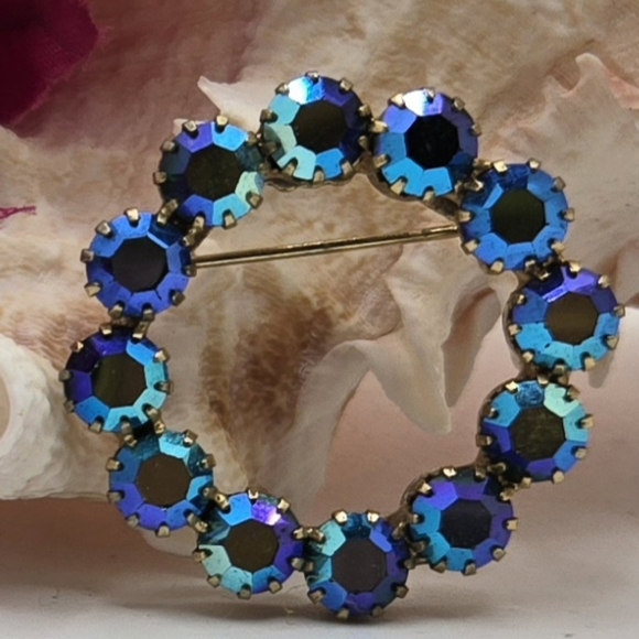 Unmarked Jewelry - AB Crystal Brooch Circle or Wreath Gold Tone Base Rollover Clasp 1.25" Square